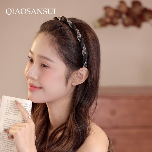 Pretty three-year-old girl with rhinestone twist twist headband, simple and fashionable black headband, versatile thin edge, face-showing small hair bundle, hair accessory, black rhinestone twist headband