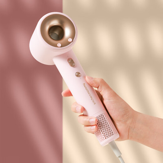 Chuchuang Mommy negative ion quick-drying hair dryer uses a high-concentration negative ion generator to smooth out frizz and smooth hair.