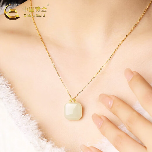 China Gold (CHINA GOLD) 18k gold necklace small sugar cube pendant female Hetian Jade Ping An Wu Shi brand necklace Valentine's Day practical birthday gift Jingsuda* for girlfriend 18k gold Hetian Jade Ping An Wu Shi brand gift silver chain