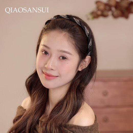 Pretty three-year-old girl with rhinestone twist twist headband, simple and fashionable black headband, versatile thin edge, face-showing small hair bundle, hair accessory, black rhinestone twist headband