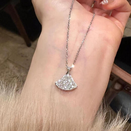 OEMG Hong Kong jewelry small skirt 18K rose gold necklace female gold PT950 platinum pendant gift for girlfriend small skirt white gold