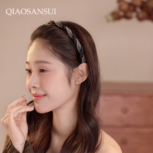 Pretty three-year-old girl with rhinestone twist twist headband, simple and fashionable black headband, versatile thin edge, face-showing small hair bundle, hair accessory, black rhinestone twist headband