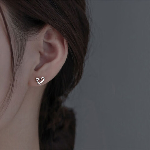 Guanpu Pavilion Fat Donglai's same style pt950 platinum earrings PT950 women's love earrings platinum and silver earrings niche design emotions make your heart beat