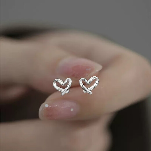 Guanpu Pavilion Fat Donglai's same style pt950 platinum earrings PT950 women's love earrings platinum and silver earrings niche design emotions make your heart beat