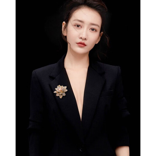 WOUG light luxury lotus brooch women's suit jacket collar brooch Japanese and Korean temperament versatile coat style gold