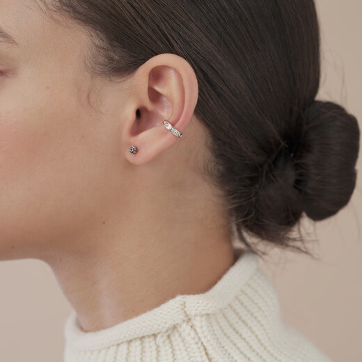 Chow Sang Sang's brand EMPHASIS melted silk forged silver alloy single earring 91324E pre-order