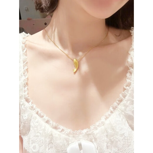 QUAMER old phoenix gold store model small goldfish gold necklace small dolphin clavicle chain women's light luxury niche design Chinese Valentine's Day golden fish necklace