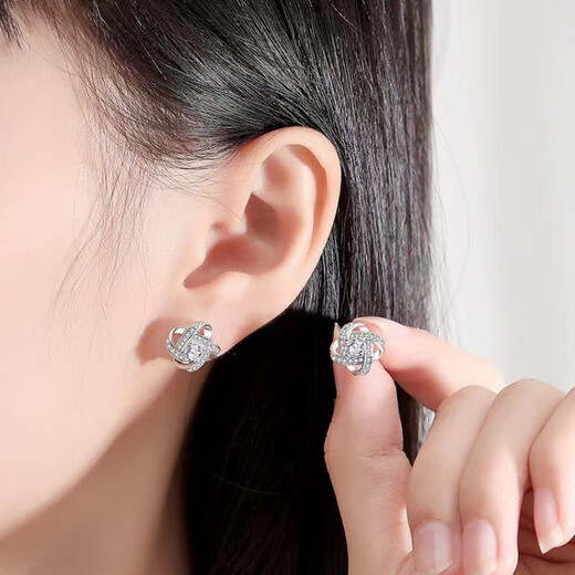 Fat Donglai's same style selection Pt950 platinum earrings for women snowflake diamond earrings versatile earrings birthday gift 50 points for love crowning a pair platinum moissanite
