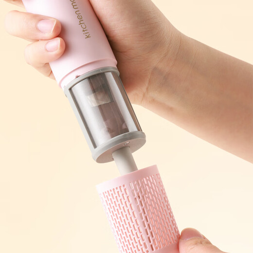 Chuchuang Mommy negative ion quick-drying hair dryer uses a high-concentration negative ion generator to smooth out frizz and smooth hair.