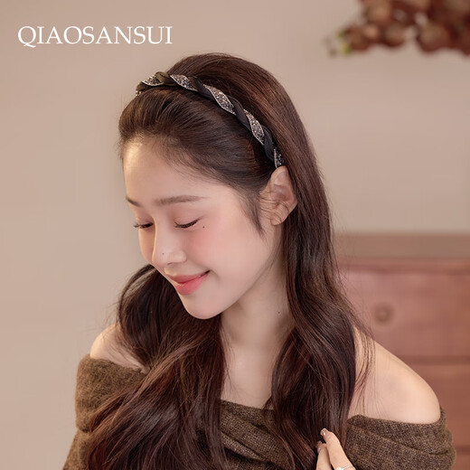 Pretty three-year-old girl with rhinestone twist twist headband, simple and fashionable black headband, versatile thin edge, face-showing small hair bundle, hair accessory, black rhinestone twist headband