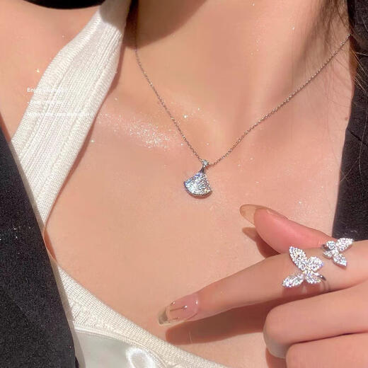 OEMG Hong Kong jewelry small skirt 18K rose gold necklace female gold PT950 platinum pendant gift for girlfriend small skirt white gold