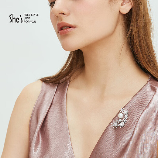 She s Akiko brooch, high-end exquisite fashion corsage, clothing pin buckle, accessories, scarf buckle, design birthday gift for women, silver white H0