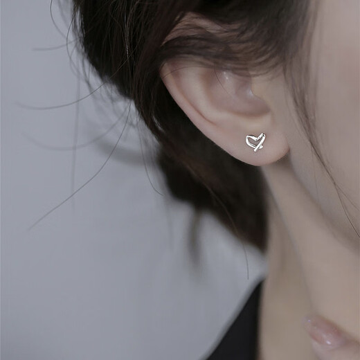 Guanpu Pavilion Fat Donglai's same style pt950 platinum earrings PT950 women's love earrings platinum and silver earrings niche design emotions make your heart beat