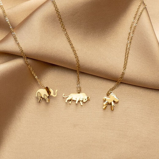 QUAMER old Phoenix gold store three-dimensional pony necklace 2024 new female niche design titanium steel 14K gold-plated ins three-dimensional pony necklace---gold