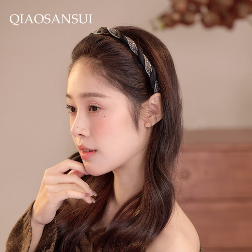 Pretty three-year-old girl with rhinestone twist twist headband, simple and fashionable black headband, versatile thin edge, face-showing small hair bundle, hair accessory, black rhinestone twist headband