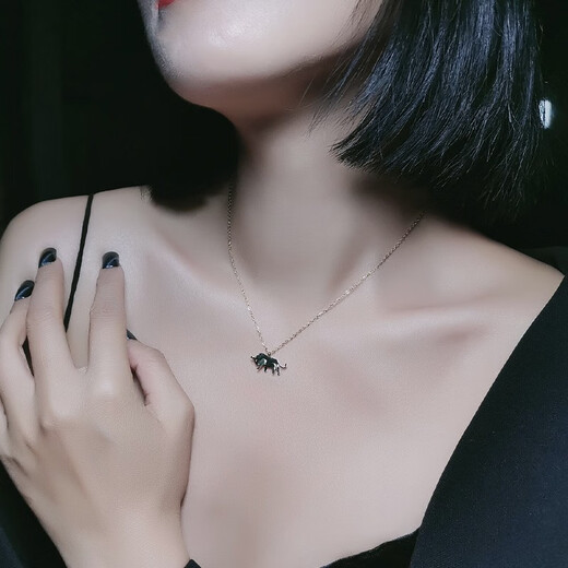 QUAMER old Phoenix gold store three-dimensional pony necklace 2024 new female niche design titanium steel 14K gold-plated ins three-dimensional pony necklace---gold