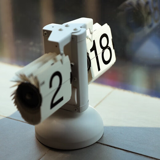 Momen mechanical page-turning clock, automatic page-turning clock, living room clock, retro personalized desktop ornament, table clock, creative ornament, one-legged page-turning clock - all white 21*8*16cm