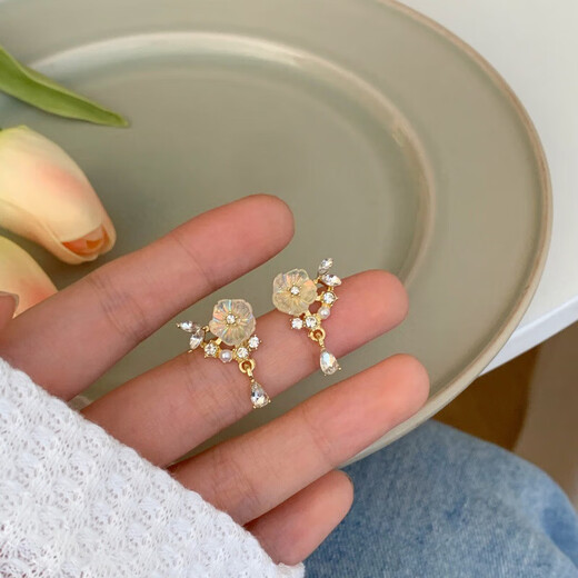 Mansheng No Piercing Ear Clip Earrings for Women New Autumn and Winter Temperament Niche Design Earrings Ear Clips Camellia Elegant Fairy Pair of Camellia Ear Clips