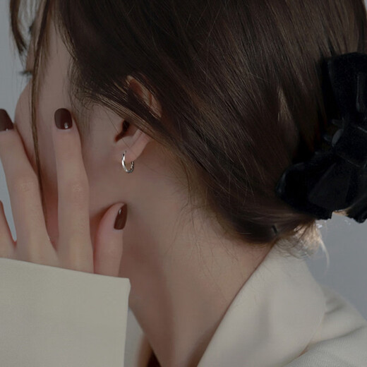 Guanpu Pavilion Fat Donglai's same style pt950 platinum plain hoop earrings PT950 Mobius ear buckle for women, light luxury and versatile platinum ear platinum Mobius ear buckle (diameter about 1.0)