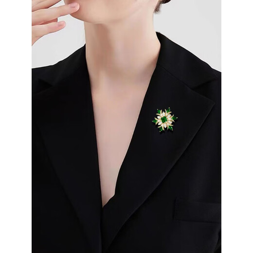QUAMER light luxury zircon snowflake magnet buckle brooch anti-exposure no punching suit badge unisex versatile green four-leaf clover magnet no punching no damage to clothes