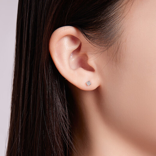 Safir's birthday gift PT950 platinum earrings for women, shiny small sugar cube earrings, one pair, about 1.3 grams