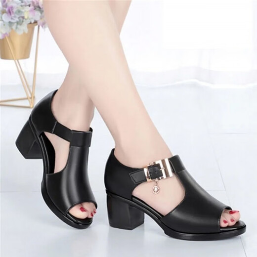 啄木鸟鱼嘴凉鞋女春夏季新款罗马女士粗跟鞋百搭中跟粗软皮中年妈妈鞋子 黑色 35