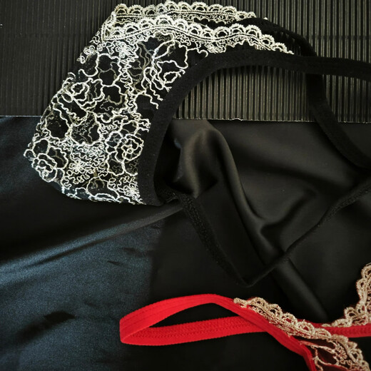 Men's fully transparent embroidered hollow one-thread seamless underwear low-waist thong seductive niche hot T-pants red one size 100-150