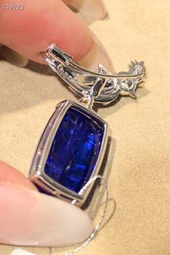 Weici 20 carat natural plain tanzanite brooch pendant with bird on stone shape royal blue micro cotton 18K gold set with diamonds