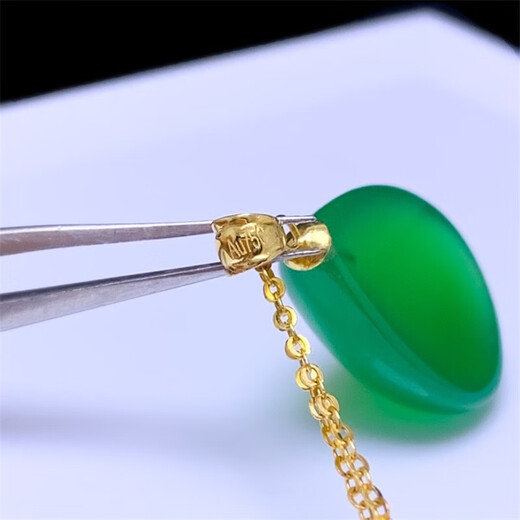 OEMG simple thickened 18K gold buckle inlaid with natural chalcedony pendant for women, versatile water drop jade single pendant, showing temperament, 18K rose gold model