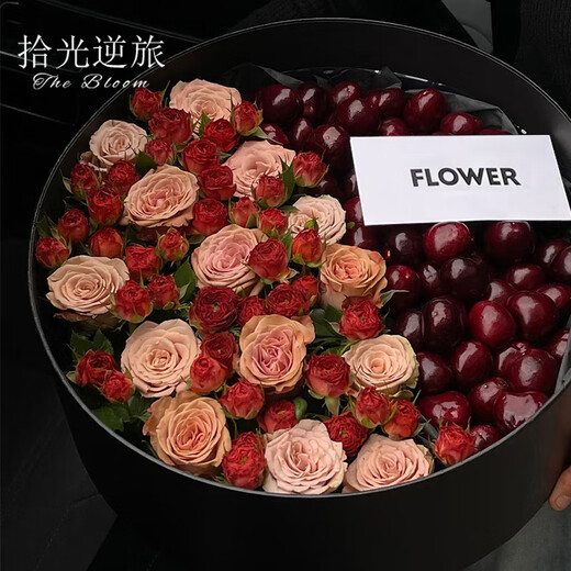 Shiguang reverse travel delivers flowers and fruit gift boxes in the same city. French-style fruit gift boxes and fruit baskets as birthday gifts for elders, wives and girlfriends. Roses are not good | cherries with chocolate bubble card cloth flowers and fruit gift boxes