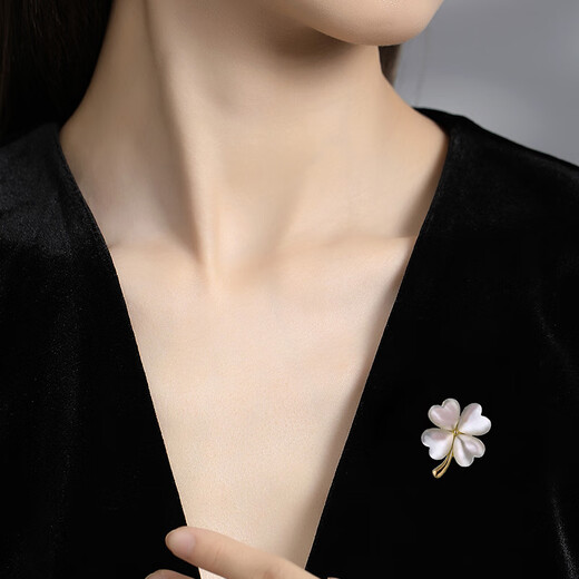 Yadige Lucky Leaf Clover Brooch, High-end Women's Exquisite Small Corsage, 2023 New Trendy Pin, Champagne Gold Pin