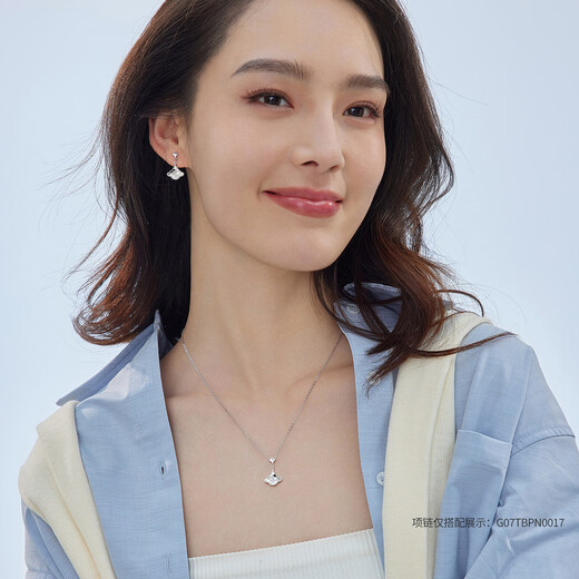 Lukfook Jewelry Platinum 950 Small Skirt Fish Scale Platinum Earrings Price G07TBPE0008 3.05g (including labor cost 299 yuan) with silicone ear plugs