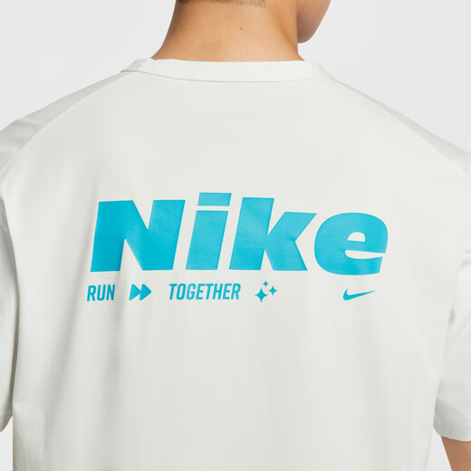 Nike Camisetas de entrenamiento ligeras de manga corta para hombre Camiseta de media manga de secado rápido con protección solar NIKE HYVERSE HV4882 121 mountain peak white/furious blue/silver M