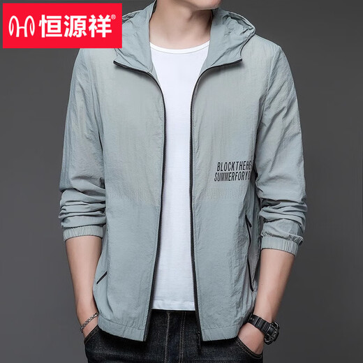 Ropa de protección solar de alta gama Hengyuanxiang para hombres de mediana edad 2025 Summer delgada al aire libre Seda con capucha con capucha UV Sun Chaqueta N9928 Mist Blue XL 180 135-150Jin [Jin es igual a 0,5 kg]