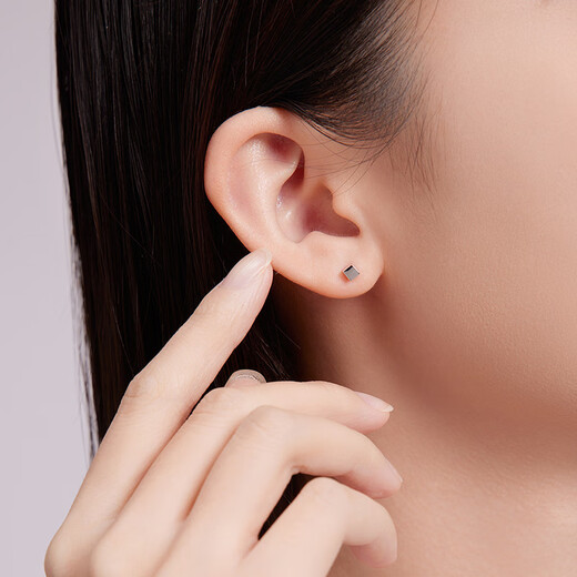 Safir's birthday gift PT950 platinum earrings for women, shiny small sugar cube earrings, one pair, about 1.3 grams