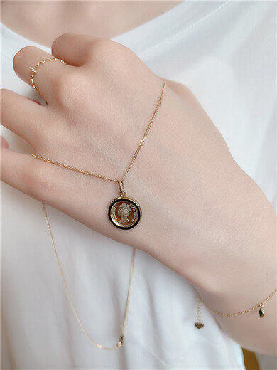 Chishe Autumn and Winter New Black Border Queen Portrait 14K Gold Pendant Clavicle Chain Korean Imported Gold Jewelry K Gold Necklace