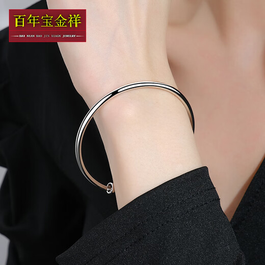 Centenary Baojinxiang platinum pt950 bracelet women's platinum bracelet simple glossy surface can be pushed and pulled to adjust as a gift. It weighs about 13.2 grams and has a face width of about 3mm.