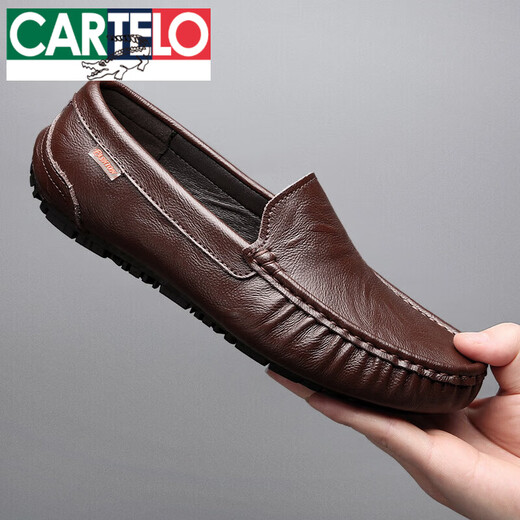卡帝乐鳄鱼（CARTELO）2025夏季新款真皮商务休闲皮鞋男软底透气休闲套脚英伦豆豆鞋 9901棕色【镂空款】特l价品牌断码 38 特级进口高端