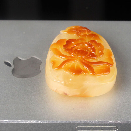 Zhenghe Jewelry's exquisite beeswax carvings with pretty colors, machine oil yellow beeswax flower blossoms and rich pendants weighing about 15.28 grams including chain