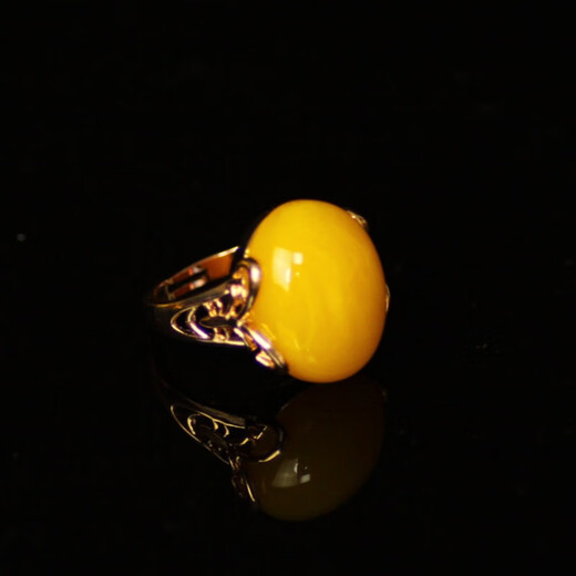 Confucian style beeswax ring for women, lively, simple and generous, personalized chicken fat yellow ring, natural amber, low-key new style, round chicken fat horizontal inlaid yellow ring for women