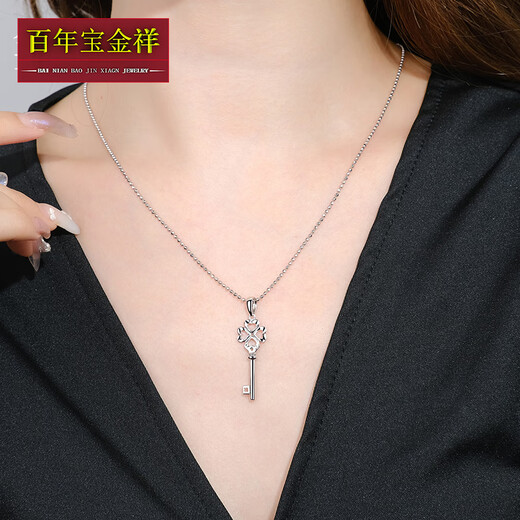 Centennial Baojinxiang pt950 platinum pendant for women, platinum necklace, four-leaf clover key pendant, clavicle pendant, girlfriend gift, about 4-4.2 grams, height and width 4-4.2 cm