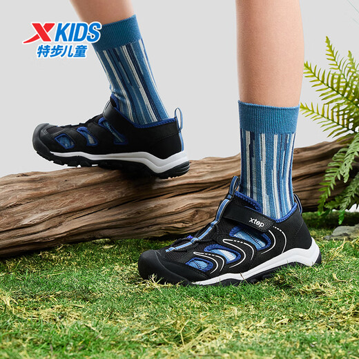 Xtep Xtep children's outdoor sports and leisure beach shoes for middle and older children with Velcro toe anti-kick and anti-collision summer boys black/blue 35