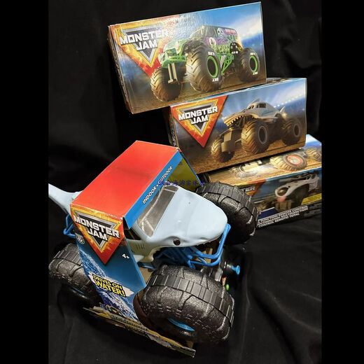 Monster Jam remote control monster truck monster truck 124 children's toy car 115 large can enter the water shark 115 rechargeable model official standard configuration
