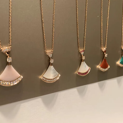 Wei Ci diva fan-shaped necklace for women 18K rose gold white mother-of-pearl carnelian with diamonds small skirt pendant clavicle chain white mother-of-pearl with diamonds