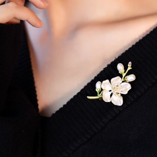 LANSILL magnolia brooch, high-end women's light luxury, freshwater pearl corsage, practical birthday gift for wife and girlfriend, freshwater pearl magnolia brooch, exquisite gift box
