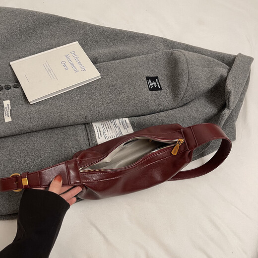 Großkapazitätstasche für Frauen Frühling und Sommer 2025 Neues Retro-Nischen-Design One-Shoulder Crossbody Bag Casual Pendler-Knödel-Knödel mit Anhänger Weinrot