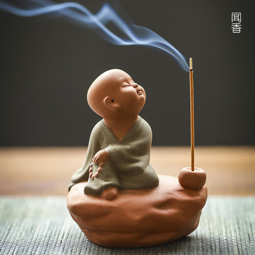 The ancient Zen-like purple sand can raise tea pets, the little monk's tea room decorations, the tea table, the little novice monk's incense, the aromatherapy incense burner decorations, the little purple sand monk gives a short-string incense.