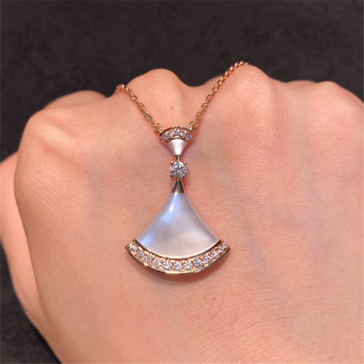 Wei Ci diva fan-shaped necklace for women 18K rose gold white mother-of-pearl carnelian with diamonds small skirt pendant clavicle chain white mother-of-pearl with diamonds