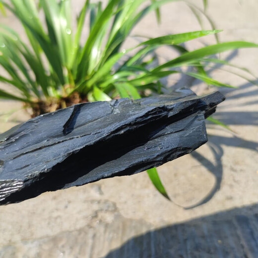 Fish tank stone ornamental stone native tank black gold fine schist turtle basking back schist landscaping platform fish tank climbing pet vacation 3Jin Jin equal to 0.5kg 20-30cm