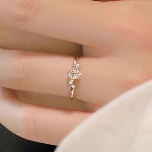 Pt950 platinum starry moissanite color one carat diamond ring. Looking for a wedding ring as a birthday gift for girlfriend and wife. Starry diamond ring 1 carat - light luxury model. The default live ring can be adjusted in size.